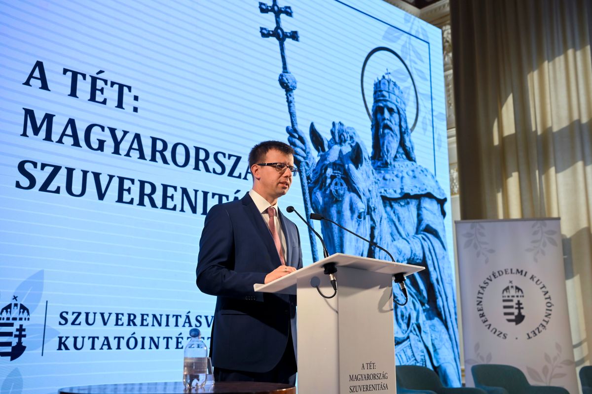 Budapest, 2026. március 16.
Bóka János európai uniós ügyekért felelős miniszter beszédet mond a Szuverenitásvédelmi Kutatóintézet A tét: Magyarország szuverenitása című konferenciáján Budapesten, a Márai Sándor Művelődési Házban 2026. március 16-án.
MTI/Purger Tamás