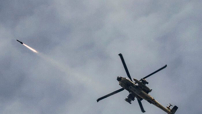 Az izraeli légierő AH-64 Apache harci helikoptere rakétákat lő ki Izrael és Libanon határán