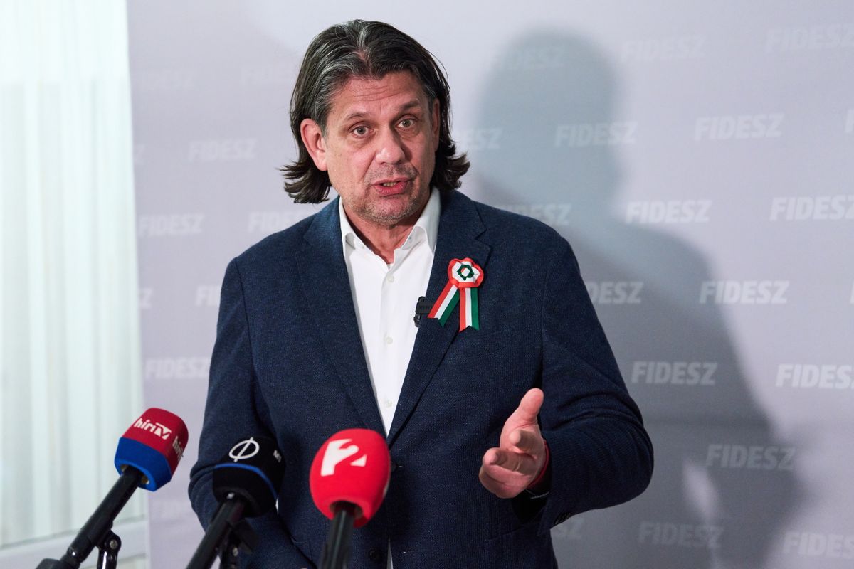 Deutsch Tamás, fideszes-KDNP európai parlamenti (EP-) képviselőcsoportjának vezetője (b) a kormánypártok országjárásának tiszacsegei fóruma előtt tartott sajtótájékoztatón 2026. március 16-án Fotó: MTI/Derencsényi István