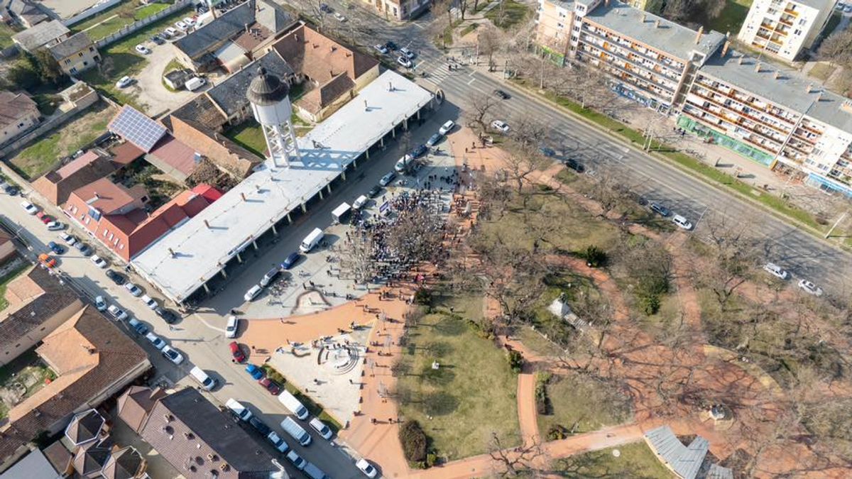 Lebuktak: Magyar Péterék így manipulálták az egri fórumukról készített fotót