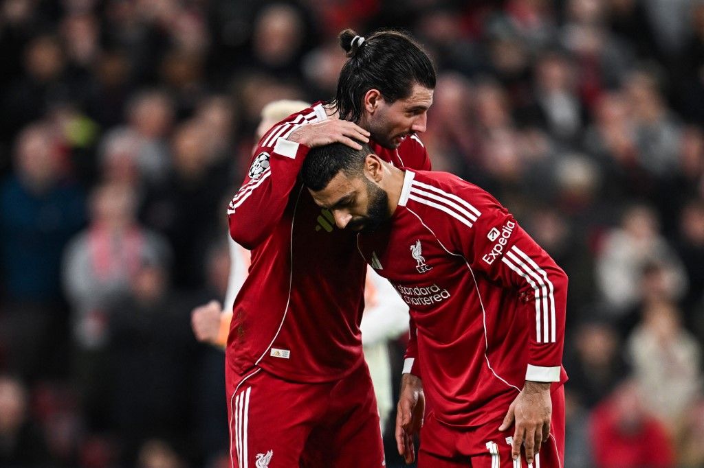 Szoboszlai Dominik (balra) és Mohamed Szalah is szerzett gólt a Liverpool Galatasaray elleni BL-visszavágóján, Jamie Carragher a magyarral beszélt is utána