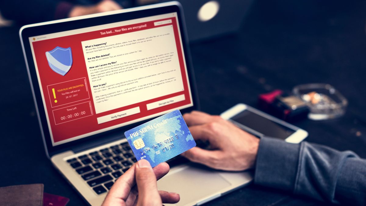 Egyre trükkösebbek az internetes csalók, már „ajándékcsomagot” is küldenek