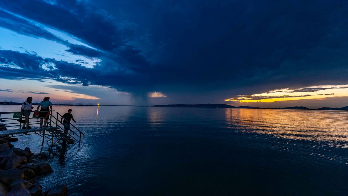 Hamarosan jégesővel tarkított zivatarok csapnak le tíz vármegyében, mutatjuk a térképet