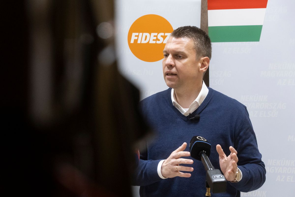 Budakalász, 2026. március 18.
Menczer Tamás, a Fidesz-KDNP kommunikációs igazgatója a kormánypártok országjárásának budakalászi sajtótájékoztatóján 2026. március 18-án.
MTI/Kocsis Zoltán