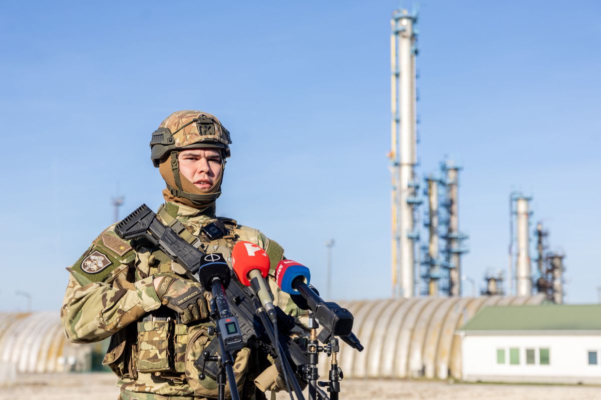 Algyő, 2026. március 1.
Kiss Szabolcs, az MH Kinizsi Pál 30. Páncélozott Gyalogdandár hadnagya sajtótájékoztatót tart a Hexum Földgáz Zrt. telephelyén, Algyő-Szőregen 2026. március 1-jén. A katonák meghatározott parancsok alapján fegyveres őrzésvédelmi feladatot látnak el a Szőreg-1 biztonsági földgáztározó különböző területein.
MTI/Rosta Tibor