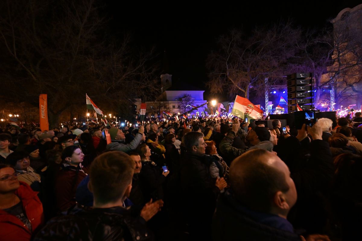 Kecskemét, 2026. március 23.
Résztvevők Orbán Viktor miniszterelnök, a Fidesz elnöke országjárásának kecskeméti állomásán, a Fő téren 2026. március 23-án.
MTI/Illyés Tibor