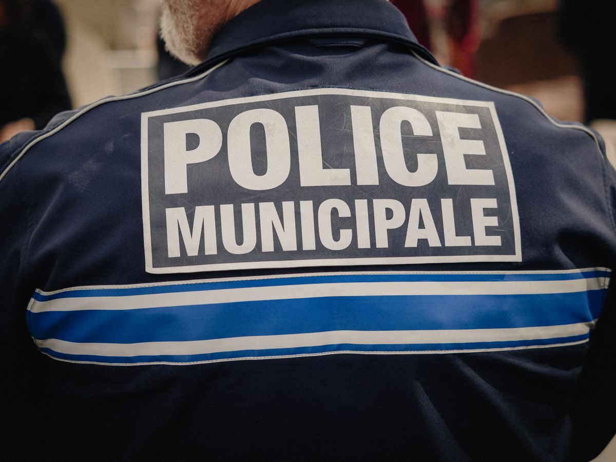 Photo illustration of the back of a municipal police officer wearing a uniform with the inscription Police Municipale in Paris France on March 26, 2026. (Photo by Bastien Ohier / Hans Lucas via AFP) Párizs