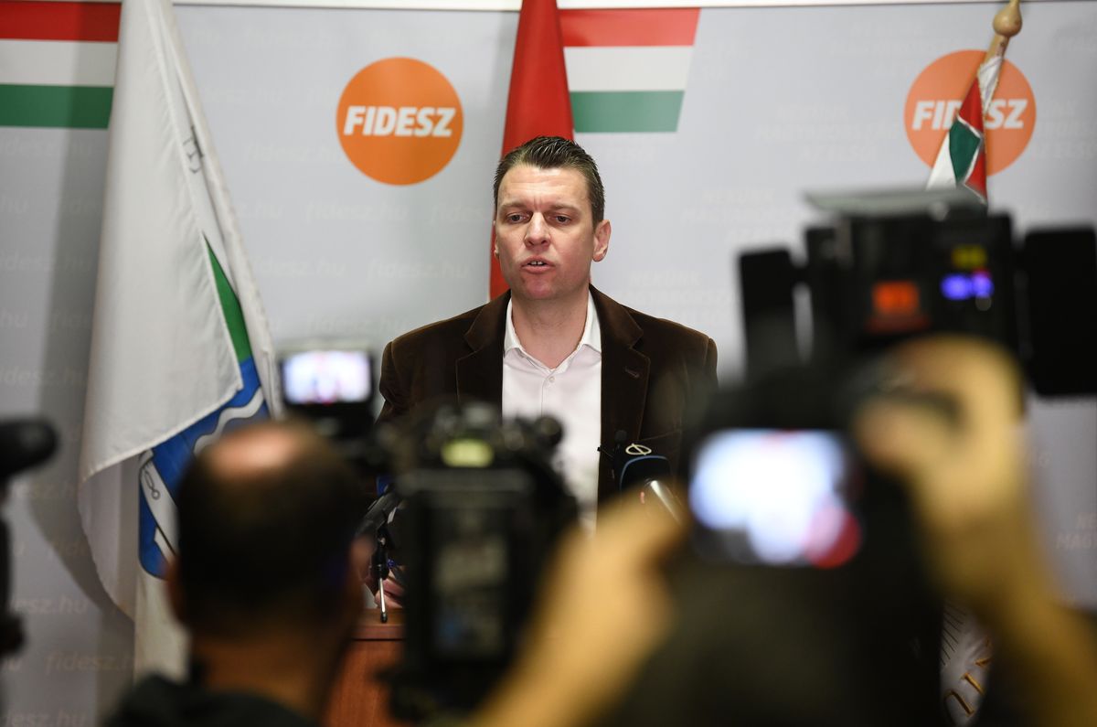 Fehérgyarmat, 2026. március 11.
Menczer Tamás, a Fidesz-KDNP kommunikációs igazgatója a lakossági fóruma előtt tartott sajtótájékoztatón a Móricz Zsigmond Városi Művelődési Ház és Könyvtárban Fehérgyarmaton 2026. március 11-én.
MTI/Balázs Attila