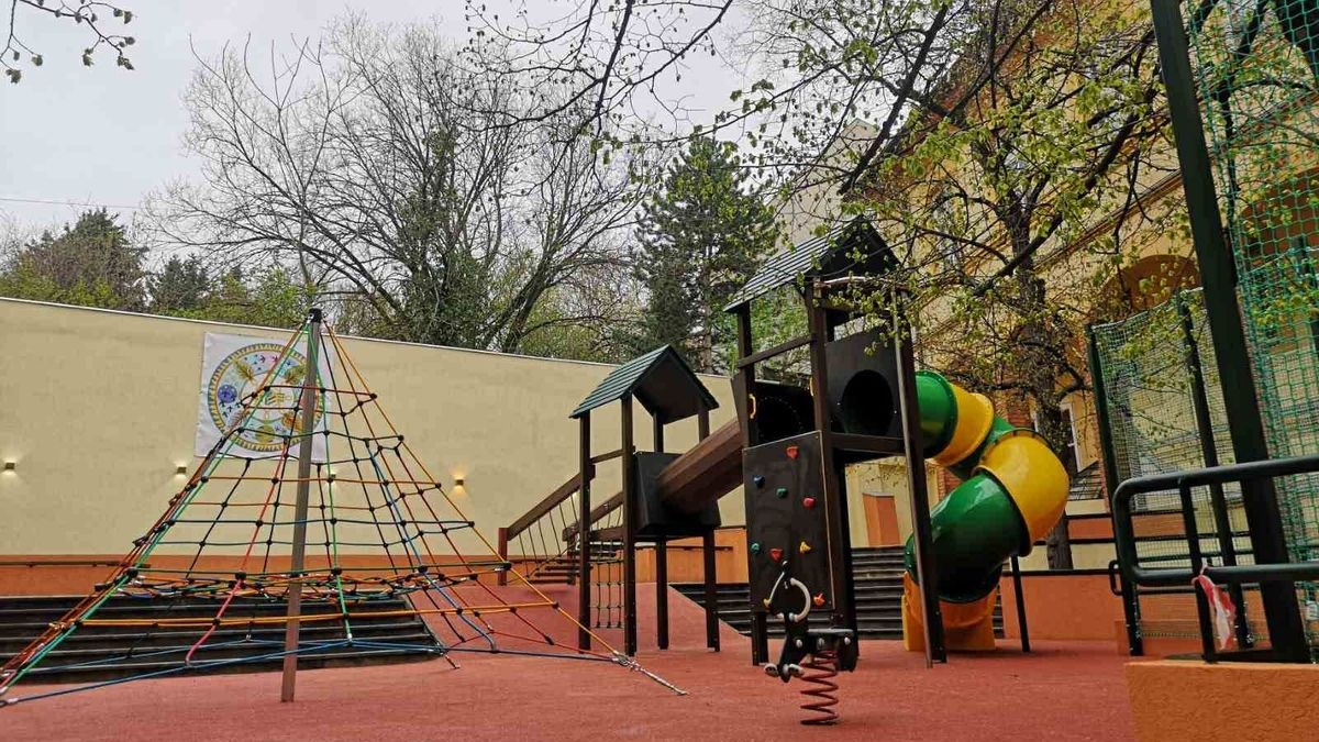 Megújult iskolaudvart adtak át a II. kerületben