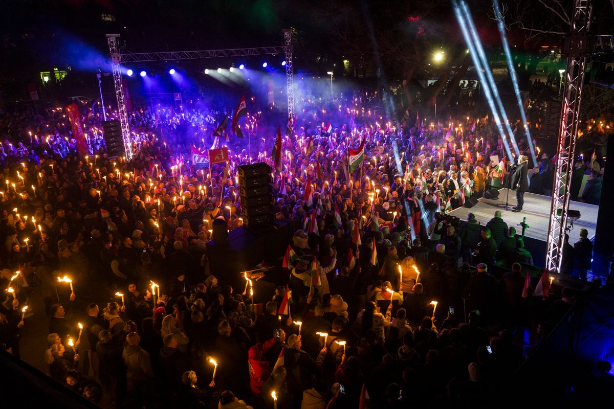 Törökszentmiklós, 2026. március 26.
A Miniszterelnöki Kommunikációs Főosztály által közreadott képen Orbán Viktor miniszterelnök, a Fidesz elnöke beszédet mond országjárásának törökszentmiklósi állomásán, a Kossuth téren 2026. március 26-án.
MTI/Miniszterelnöki Kommunikációs Főosztály/Kaiser Ákos