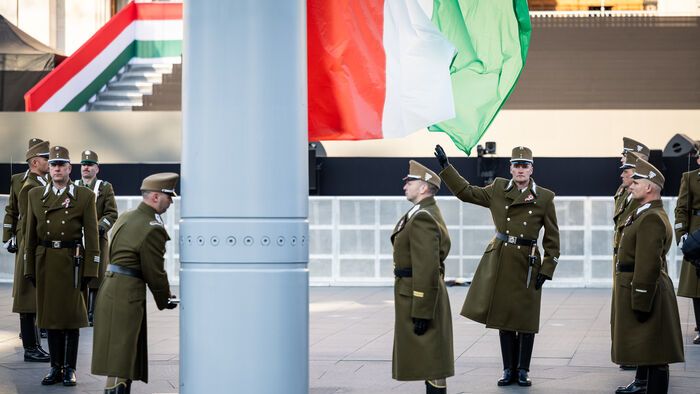 zászlófelvonás március 15.