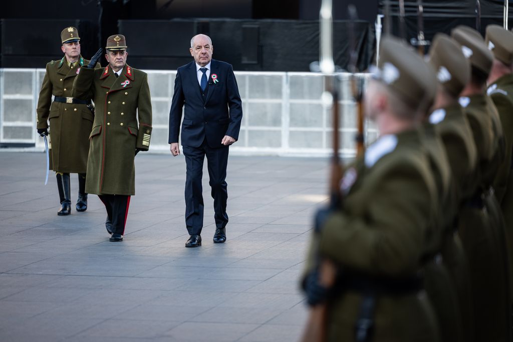 zászlófelvonás március 15.