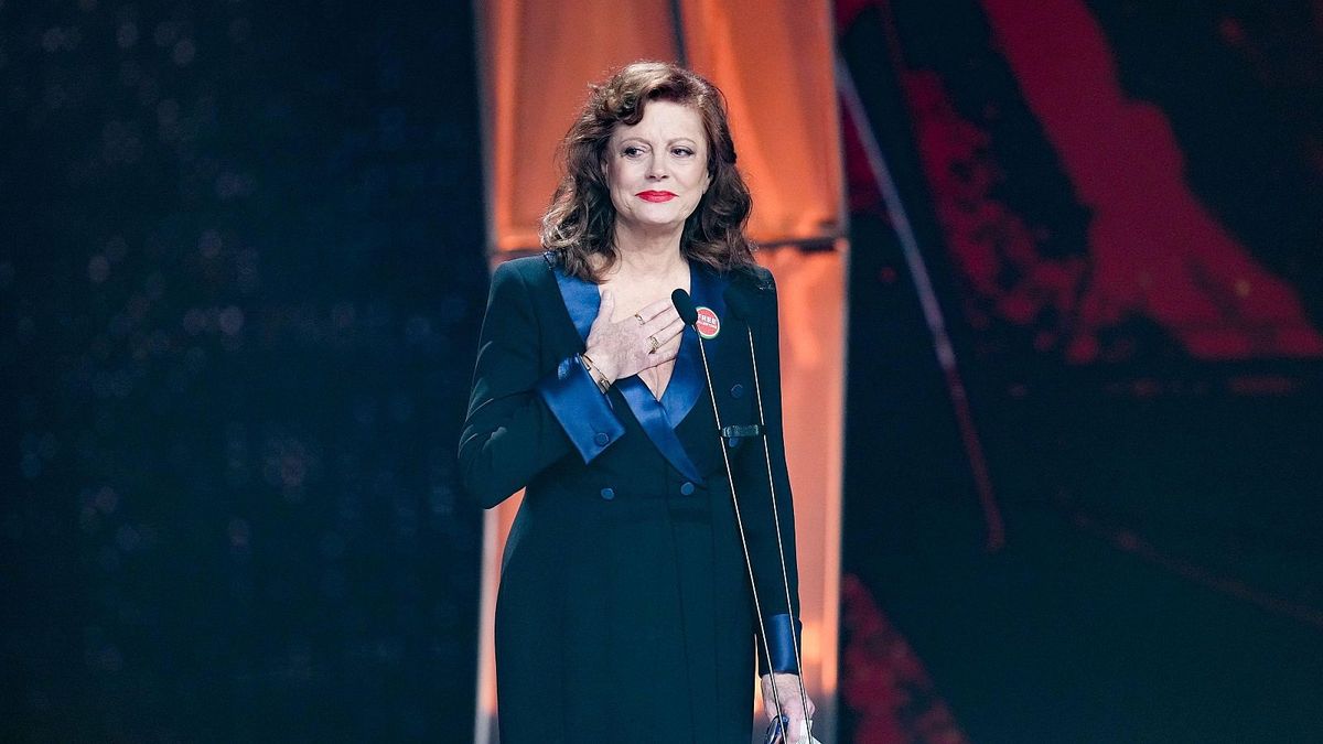 Susan Sarandon Free Palestine kitűzőben vette át a spanyol filmakadémia Goya-díját