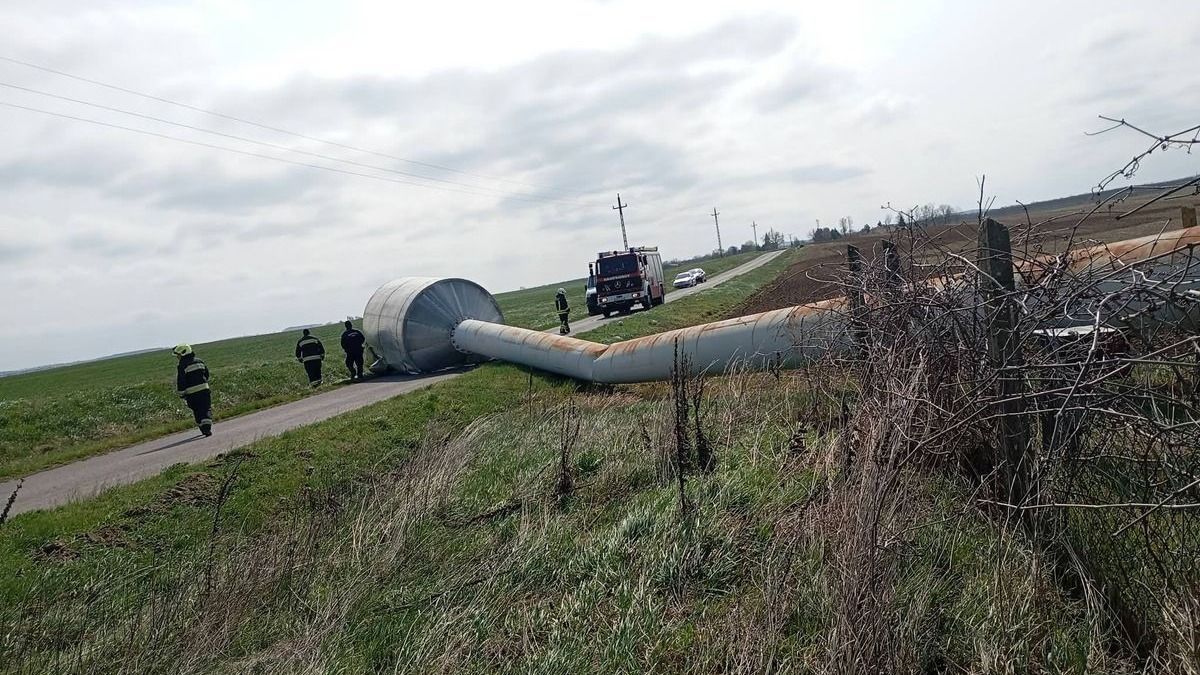 Lecsapott az ítéletidő, a viharos szél kidöntött egy víztornyot Somogyban