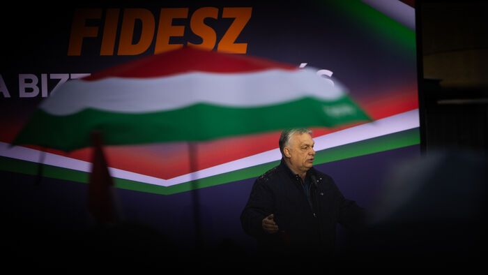 Az eső sem állította meg Orbán Viktor országjárását: Pécelen is rengetegen hallgatták a kormányfőt