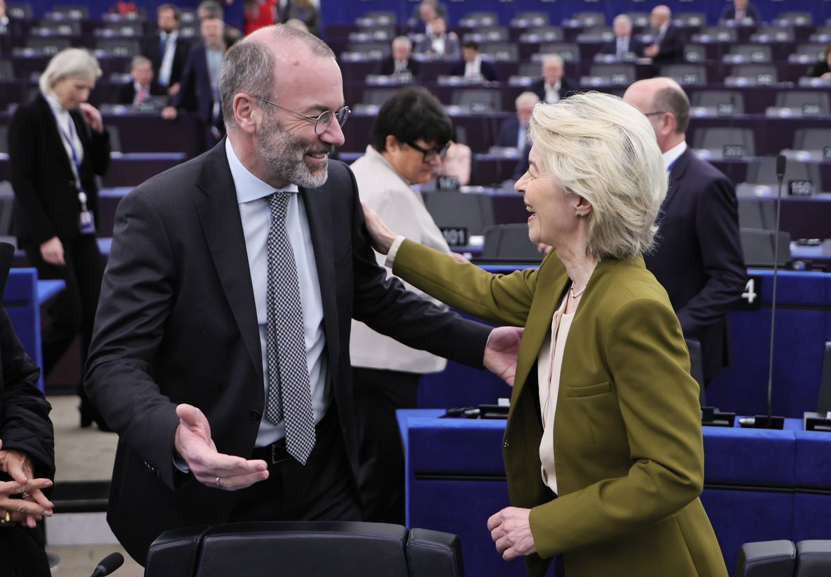 Strasbourg, 2025. november 26.
Manfred Weber, az Európai Néppárt (EPP) frakcióvezetője (b) és Ursula von der Leyen, az Európai Bizottság elnöke üdvözli egymást az Ukrajna uniós támogatásáról tartandó vita előtt az Európai Parlament plenáris ülésén Strasbourgban 2025. november 26-án.
MTI/EPA/Ronald Wittek