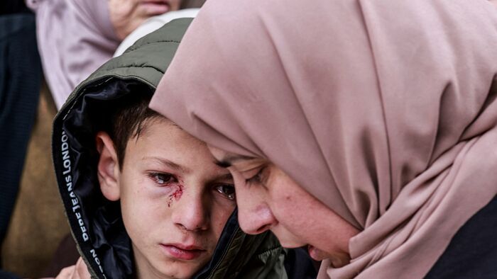 Musztafa, aki megsérült, de túlélte, miután izraeli katonák tüzet nyitottak szüleit és két testvérét szállító járműre, vigasztalást kap családja temetésén az izraeli megszállás alatt álló Ciszjordániában