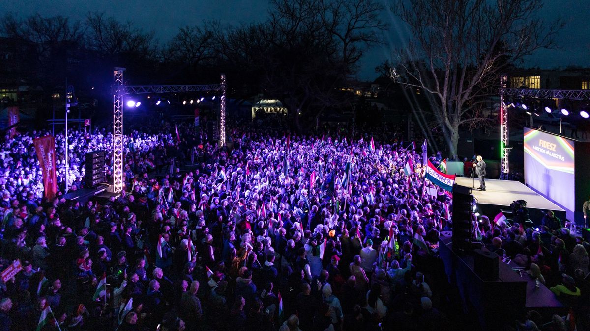 Hatalmas tömeg fogadta Törökszentmiklóson Orbán Viktort