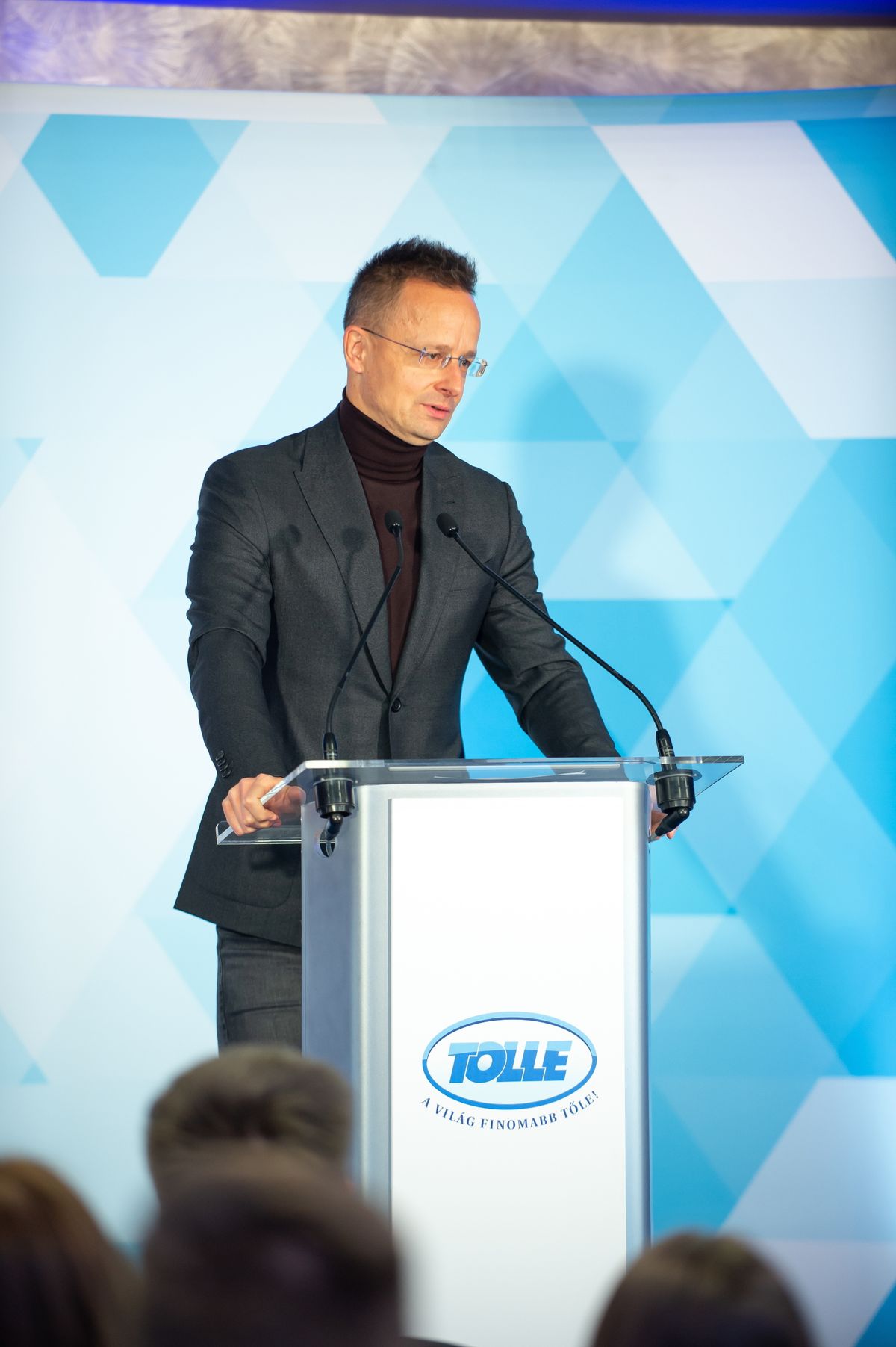 Szekszárd, 2026. március 30.
Szijjártó Péter külgazdasági és külügyminiszter beszédet mond a Tolnatej Zrt. beruházásának bejelentésén Szekszárdon 2026. március 30-án. A hazai tulajdonú vállalat tízmilliárd forint értékben korszerű, automatizált savófehérje-feldolgozó üzemet létesít, amit a kormány 3,5 milliárd forinttal támogat.
MTI/Kacsúr Tamás