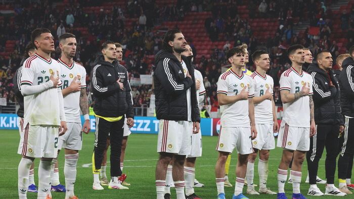 A magyar válogatott játékosai a lefújás után a B-közép előtt, ezúttal is Szoboszlai Dominik volt az élen