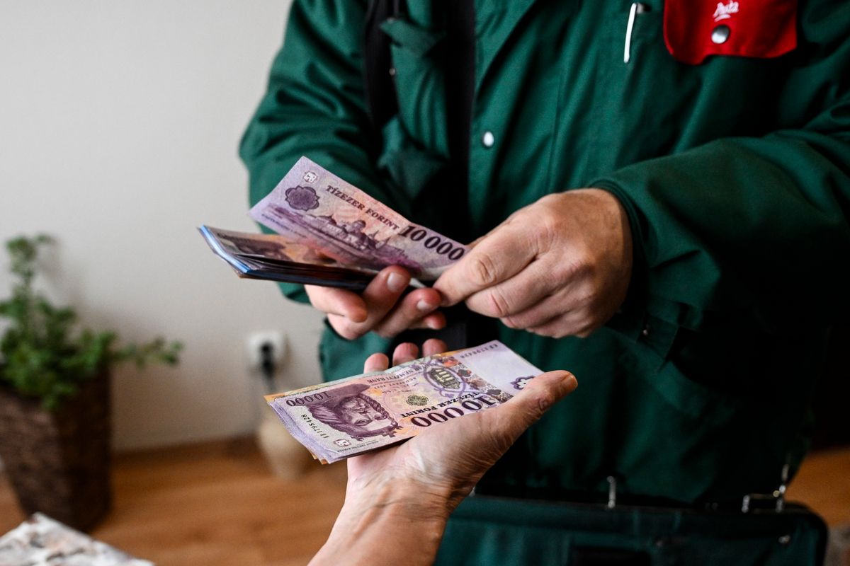 Budapest, 2026. február 6.
A februári, a 13. havi és a 14. havi nyugdíj első negyedét kézbesíti a postás egy nyugdíjasnak a fővárosban 2026. február 6-án. A Magyar Posta megkezdte kézbesíteni a februári dupla nyugdíjat és a 14. havi első negyedét; a nyugdíjak és nyugdíjszerű ellátások csaknem 34 százalékát ma is készpénzben, postai kézbesítéssel fizetik ki közel 800 ezer érintettnek.
MTI/Bodnár Boglárka