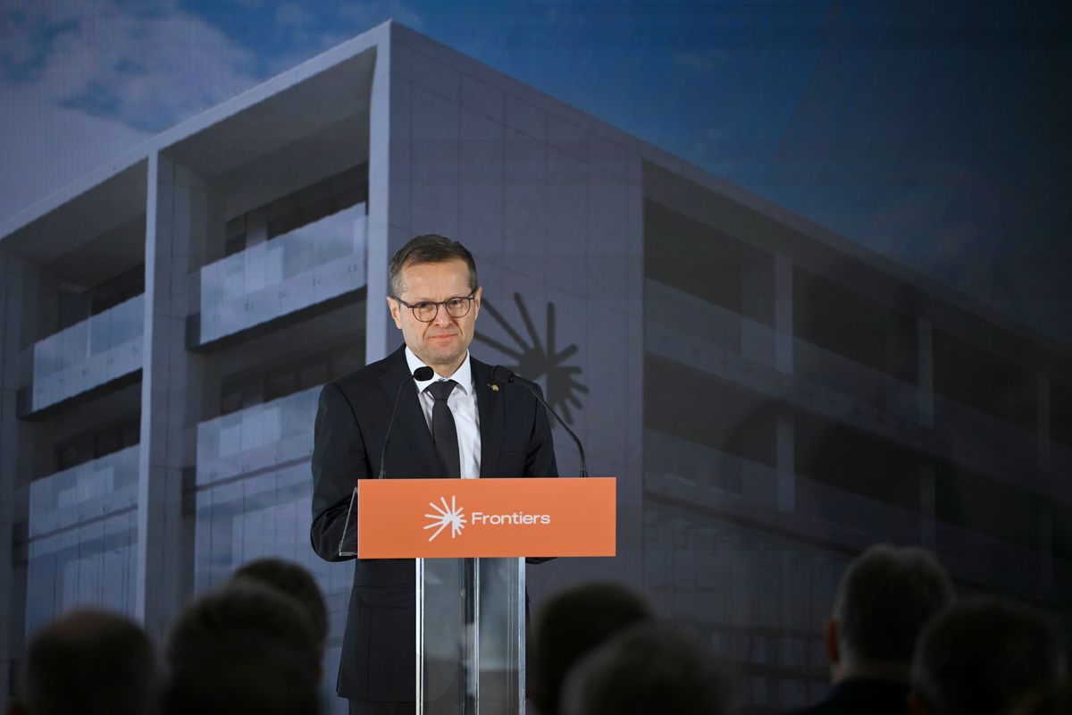 Budapest, 2026. március 31.
Krausz Ferenc Nobel-díjas kutató, az Élvonal Alapítvány kuratóriumi elnöke beszédet mond a Frontiers Campus kutatóközpont alapkőletételi ünnepségén Budapesten 2026. március 31-én.
MTI/Hegedüs Róbert