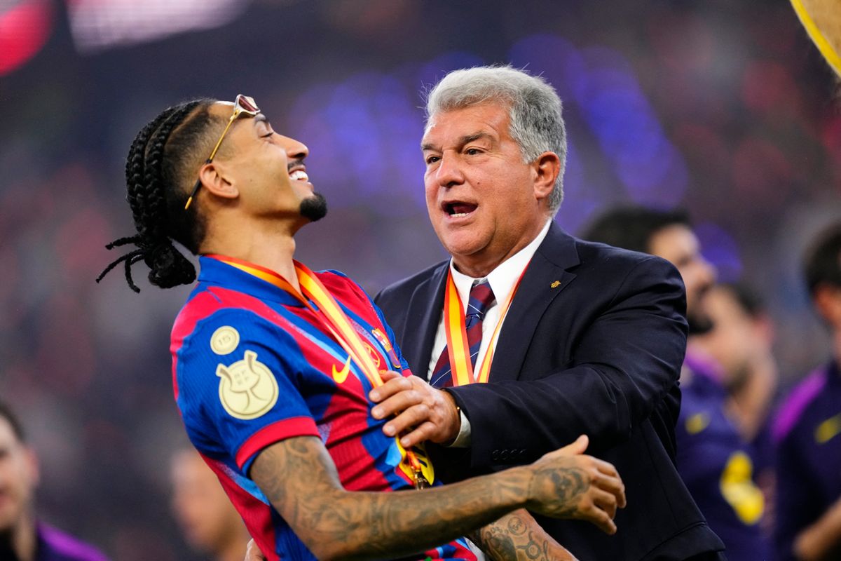 Joan Laporta (balra) és Raphinha még januárban, amikor a Barcelona megnyerte a Spanyol Szuperkupát