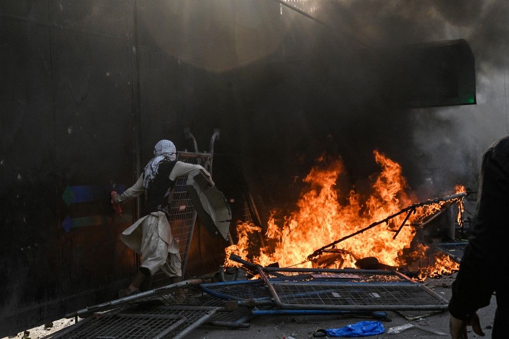 Irán megtámadása után Síita muszlimok felgyújtották az amerikai konzulátus bejáratát Lahorban (Fotó: AFP)