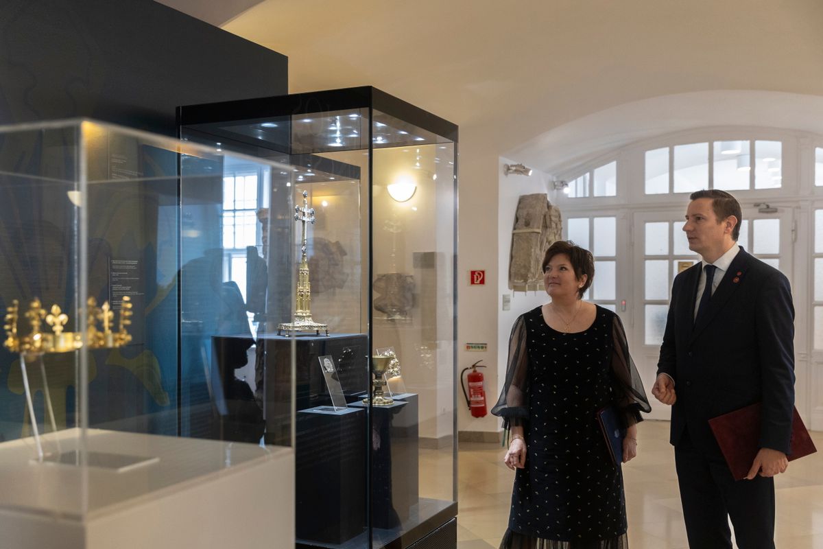 Budapest, 2026. március 5.Závogyán Magdolna, a Kulturális és Innovációs Minisztérium kultúráért felelős államtitkára és Zsigmond Gábor, a Magyar Nemzeti Múzeum Közgyűjteményi Központ elnöke a Nagy Lajos kincsei című kamaratárlat megnyitóján a Magyar Nemzeti Múzeumban 2026. március 5-én. Kamarakiállítással és konferenciával kezdődött a Nagy Lajos 700 emlékév.MTI/Kocsis Zoltán