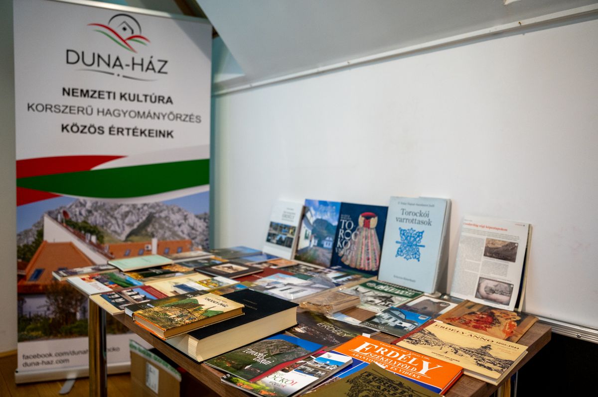 Torockóról szóló kiadványok a Mesélő múlt nevet viselő rendezvényen a torockói Duna-házban 2026. február 27-én.