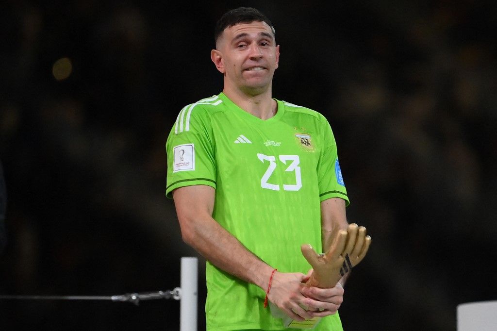 Argentina's goalkeeper #23 Emiliano Martinez displays the Golden Glove award during the Qatar 2022 World Cup trophy ceremony after the football final match between Argentina and France at Lusail Stadium in Lusail, north of Doha on December 18, 2022. Argentina won in the penalty shoot-out. (Photo by FRANCK FIFE / AFP)