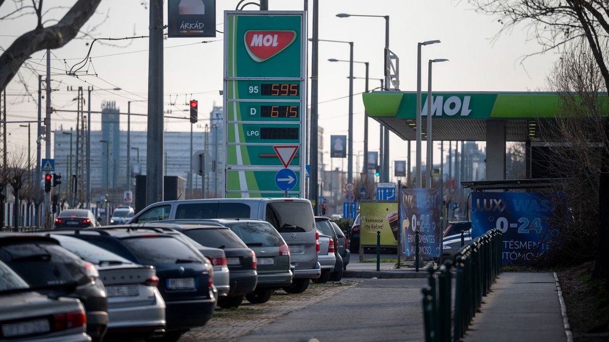 Budapest, 2026. március 10.
Üzemanyagárakat jelző totemoszlop a Mol töltőállomásán a fővárosi Kerepesi úton 2026. március 10-én. A benzin és a gázolaj esetében is védett árat vezetett be a kormány, az intézkedés éjféltől lépett életbe. A benzin esetében a védett ár 595, a gázolaj esetében 615 forint literenként, e fölé nem mehetnek a kiskereskedelmi árak. A védett ár csak a magyar rendszámmal és magyar forgalmival rendelkező gépjárművekre vonatkozik. 
MTI/Balogh Zoltán