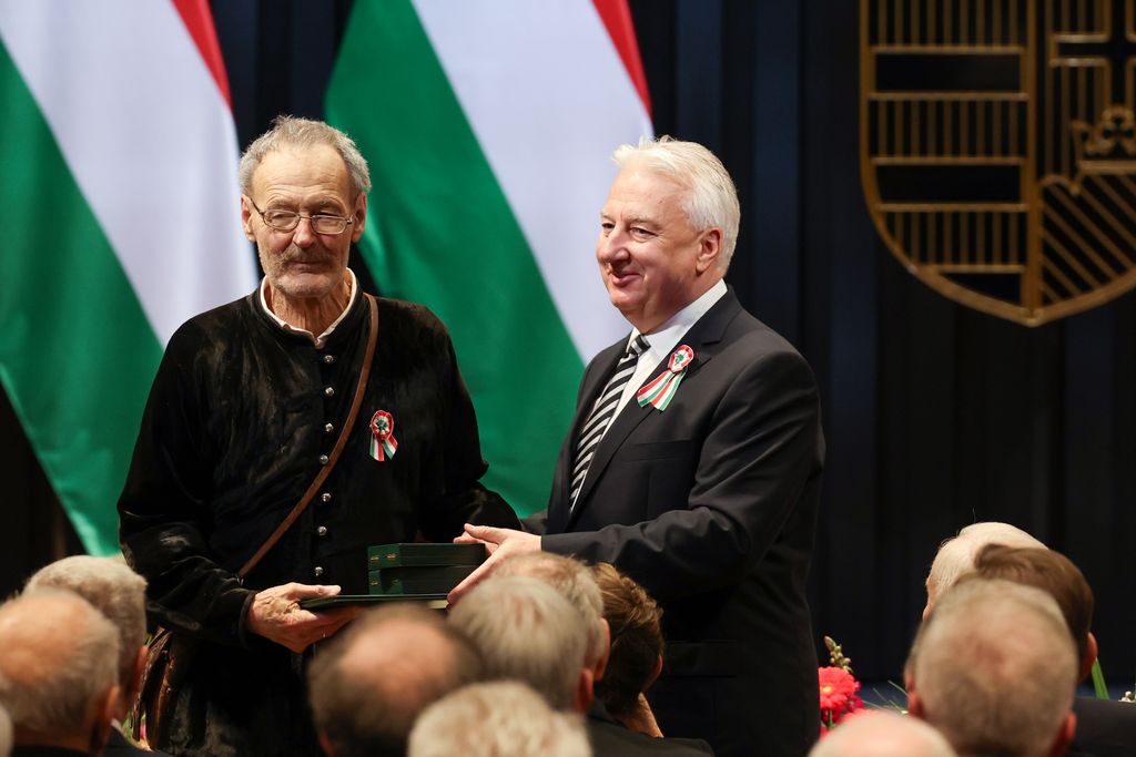 Állami kitüntetéseket adott át Semjén Zsolt a Karmelita kolostorban 