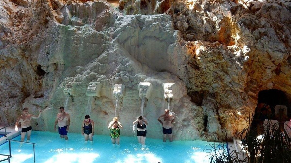 Két jelentős fürdőfelújítás is folyik: az egyik jól halad, a másiknál borultak a tervek