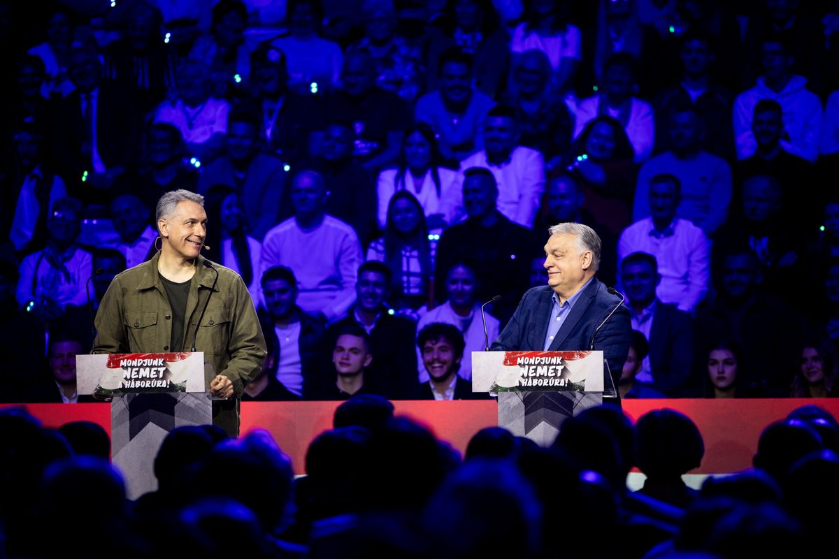 Debrecen, 2026. március 7.
A Miniszterelnöki Kommunikációs Főosztály által közreadott képen Orbán Viktor miniszterelnök (j) és Lázár János építési és közlekedési miniszter a Digitális Polgári Körök által szervezett háborúellenes gyűlésen a debreceni Főnix Arénában 2026. március 7-én.
MTI/Miniszterelnöki Kommunikációs Főosztály/Fischer Zoltán