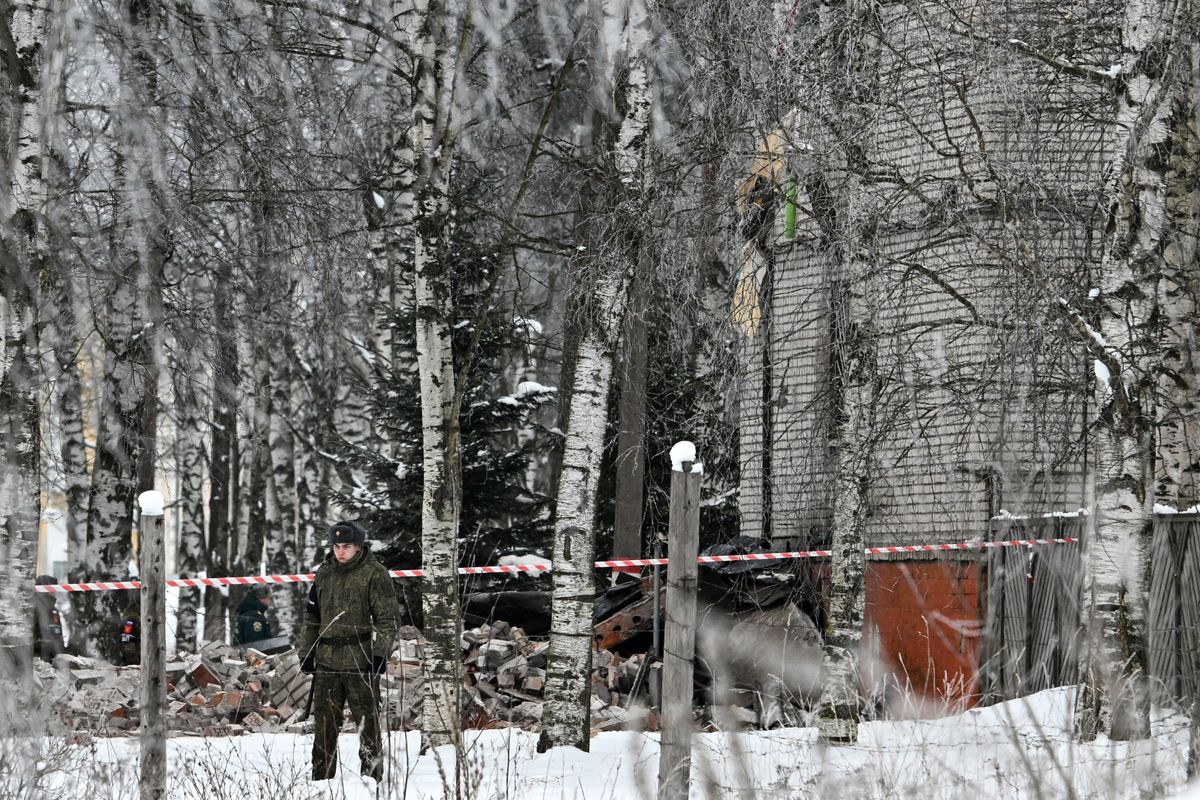 Az orosz–ukrán háború tovább folytatódik: egy orosz katona áll őrt egy légicsapásban megsérült katonai létesítmény előtt a leningrádi régióban 