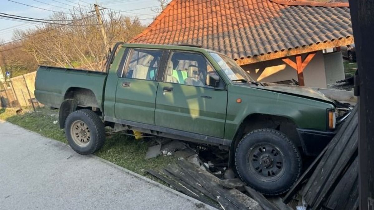 Beugratott a kertbe a pickuppal Pétfürdőn, a szondázás eredménye sejthető volt