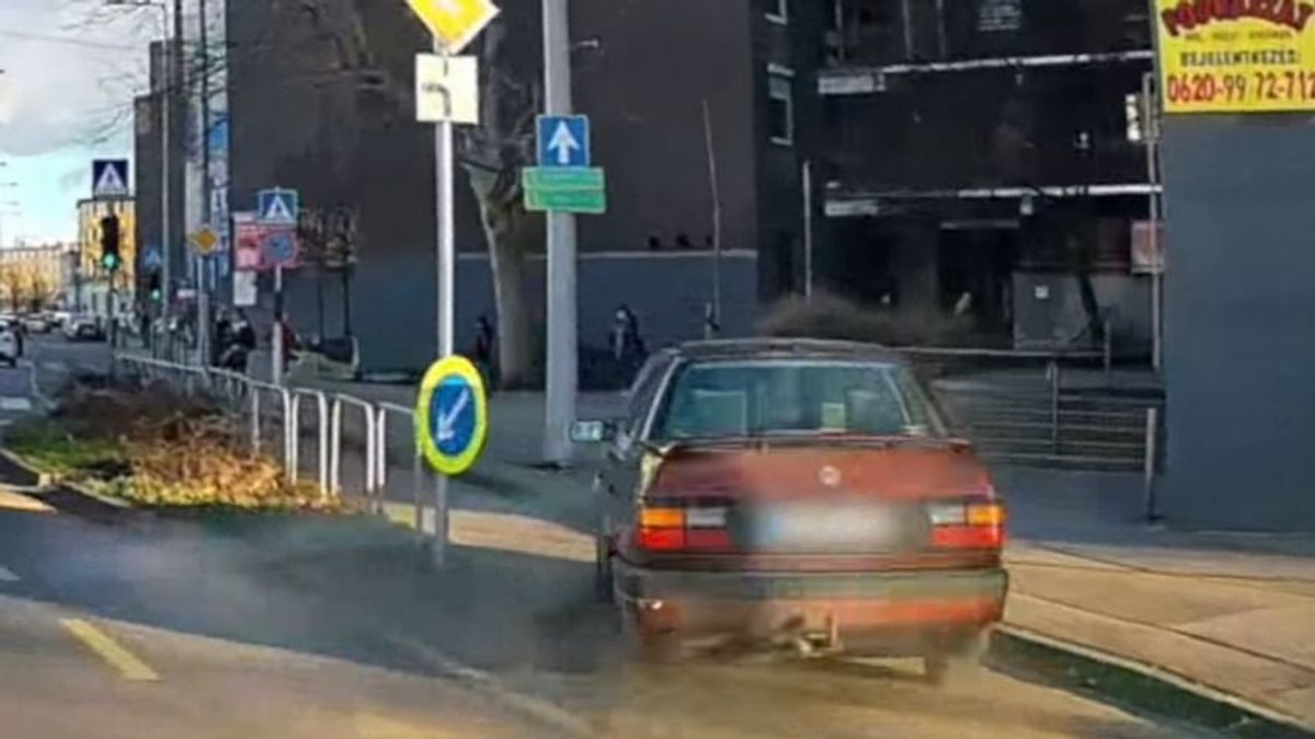 Felugratott a járdára Kőbányán, a frászt hozta a gyalogosokra a passatos + videó