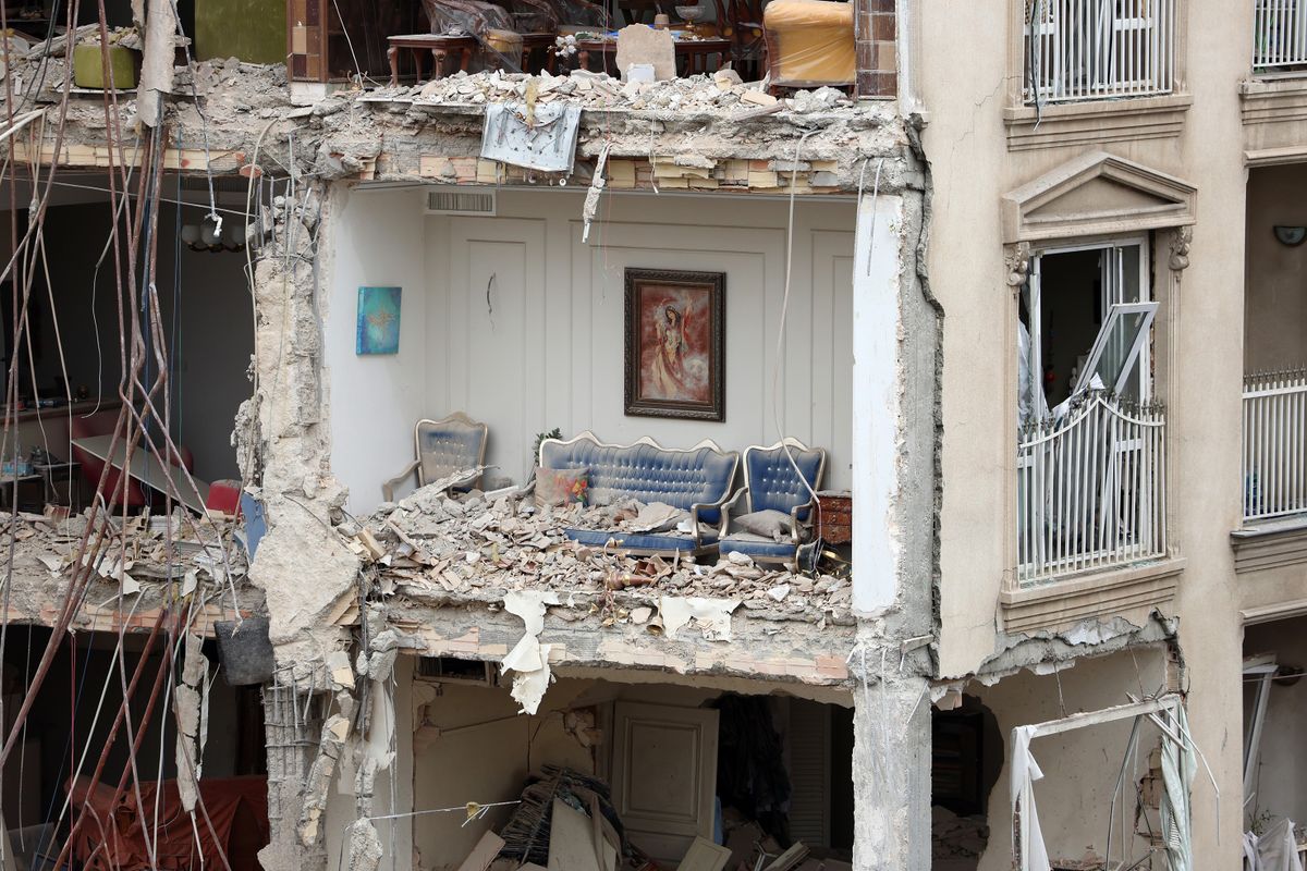 Teherán, 2026. március 23.
Az amerikai-izraeli légi hadjáratban találatot kapó egyik lakóház romjai Teherán északi részén 2026. március 23-án.
MTI/EPA/Abedin Taherkenareh