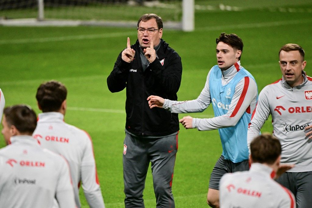 Poland's head coach Jan Urban (C) addresses his players during a training session of Poland's national football team on the eve of the play-off FIFA World Cup 2026 qualification final football match Sweden vs Poland, in Stockholm, Sweden on March 30, 2026. (Photo by Jonas EKSTROMER / TT News Agency / AFP) / Sweden OUT