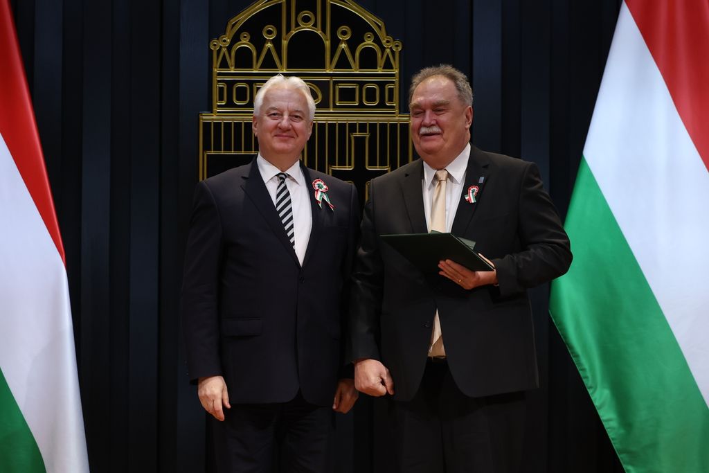 Állami kitüntetéseket adott át Semjén Zsolt a Karmelita kolostorban 