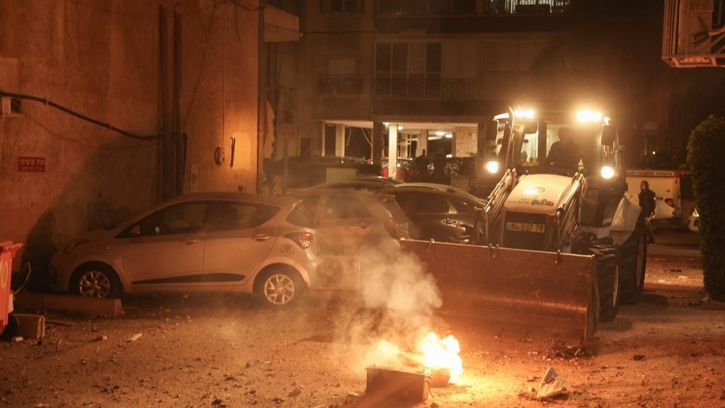 Számos hullámban rakétákkal lőtték Izraelt Libanonból és Iránból vasárnap reggel