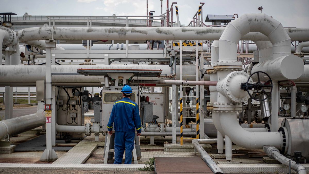 olajblokád,Nelahozeves, 2022. augusztus 15.Az orosz kőolajat szállító Barátság csővezeték fogadóállomása a csehországi Nelahozeves környékén működő olajtartálytelepen 2022. augusztus 15-én. Ide fut be a cseh olajimportot biztosító másik vezeték, az IKL csővezeték is. A telep tárolókapacitása 1 675 000 köbméter.MTI/EPA/Martin Divisekpubli 0305