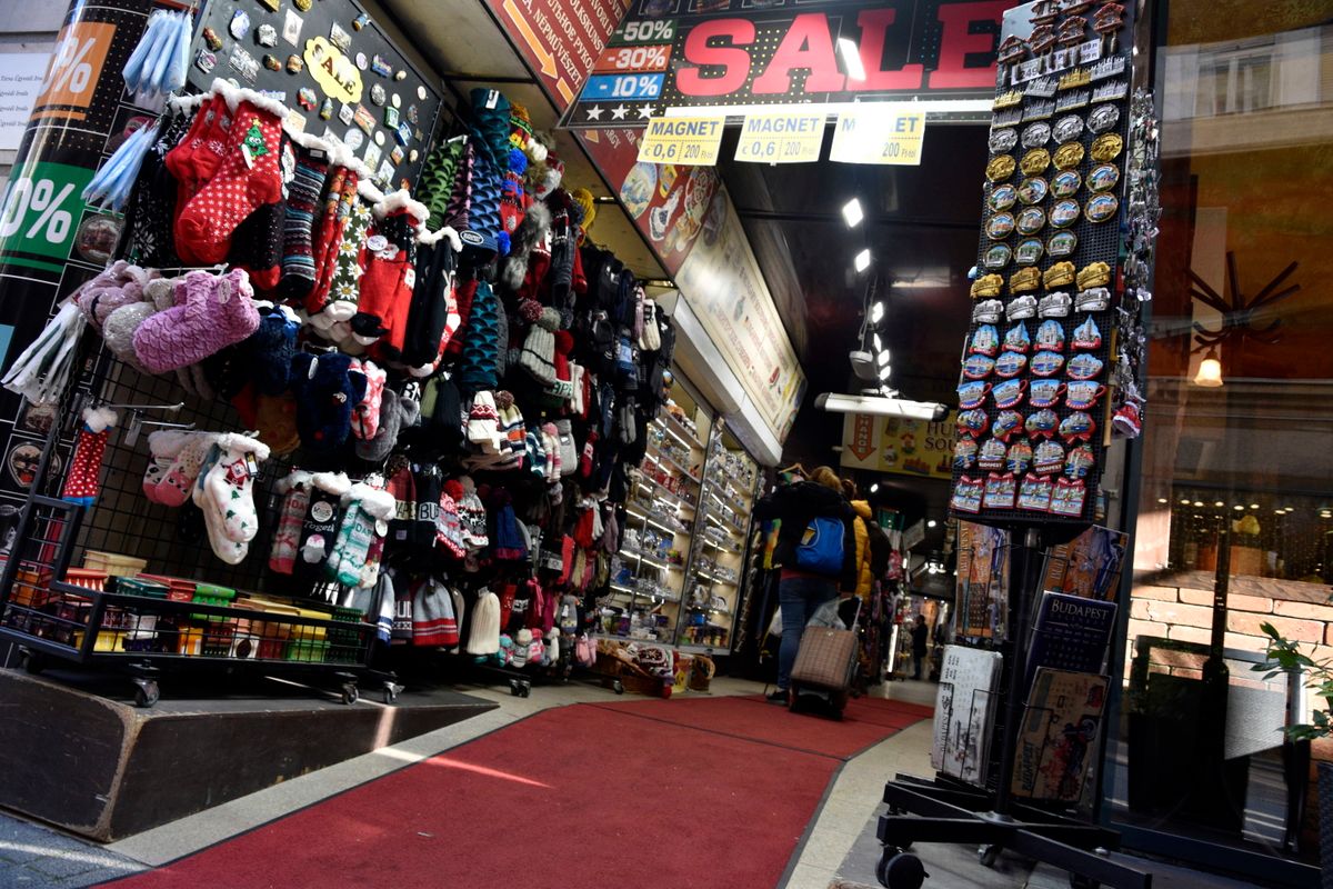 Budapest, 2021. november 6.
Egy, a turistáknak emléktárgyakat, ajándékokat árusító üzlet kínálata a belvárosi Váci utcában.
MTVA/Bizományosi: Róka László
***************************
Kedves Felhasználó!
Ez a fotó nem a Duna Médiaszolgáltató Zrt./MTI által készített és kiadott fényképfelvétel, így harmadik személy által támasztott bárminemű – különösen szerzői jogi, szomszédos jogi és személyiségi jogi – igényért a fotó szerzője/jogutódja közvetlenül maga áll helyt, az MTVA felelőssége e körben kizárt.