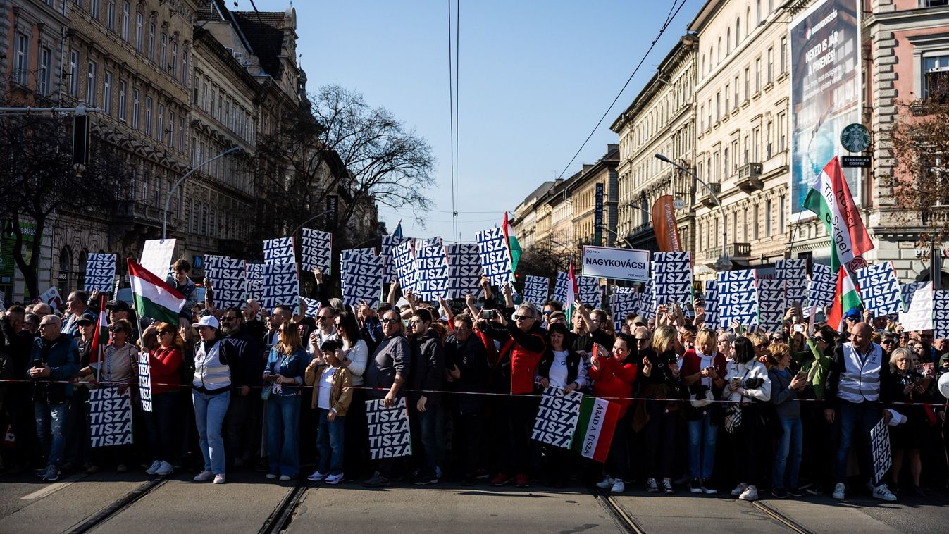 Magyar Péteréknek ki kell állniuk a nyilvánosság elé a náci karlendítéssel kapcsolatban