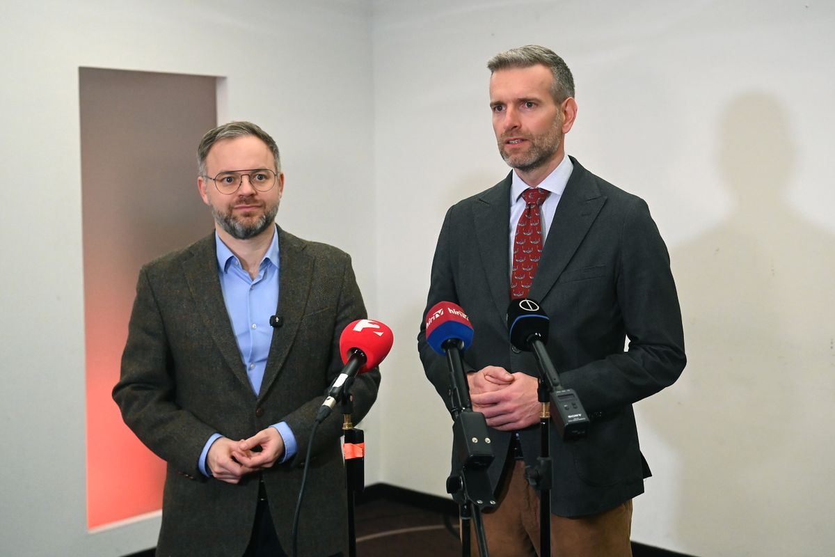 Budapest, 2026. március 12.
Steiner Attila, a Hegyvidék és Észak-Újbuda fideszes választókerületi elnöke, az Energiaügyi Minisztérium energetikáért felelős államtitkára (j) és Orbán Balázs, a miniszterelnök politikai igazgatója a kormánypártok országjárásának budapesti fóruma előtt tartott sajtótájékoztatón a XI. kerületi Rubin Hotelben 2026. március 12-én.
MTI/Soós Lajos