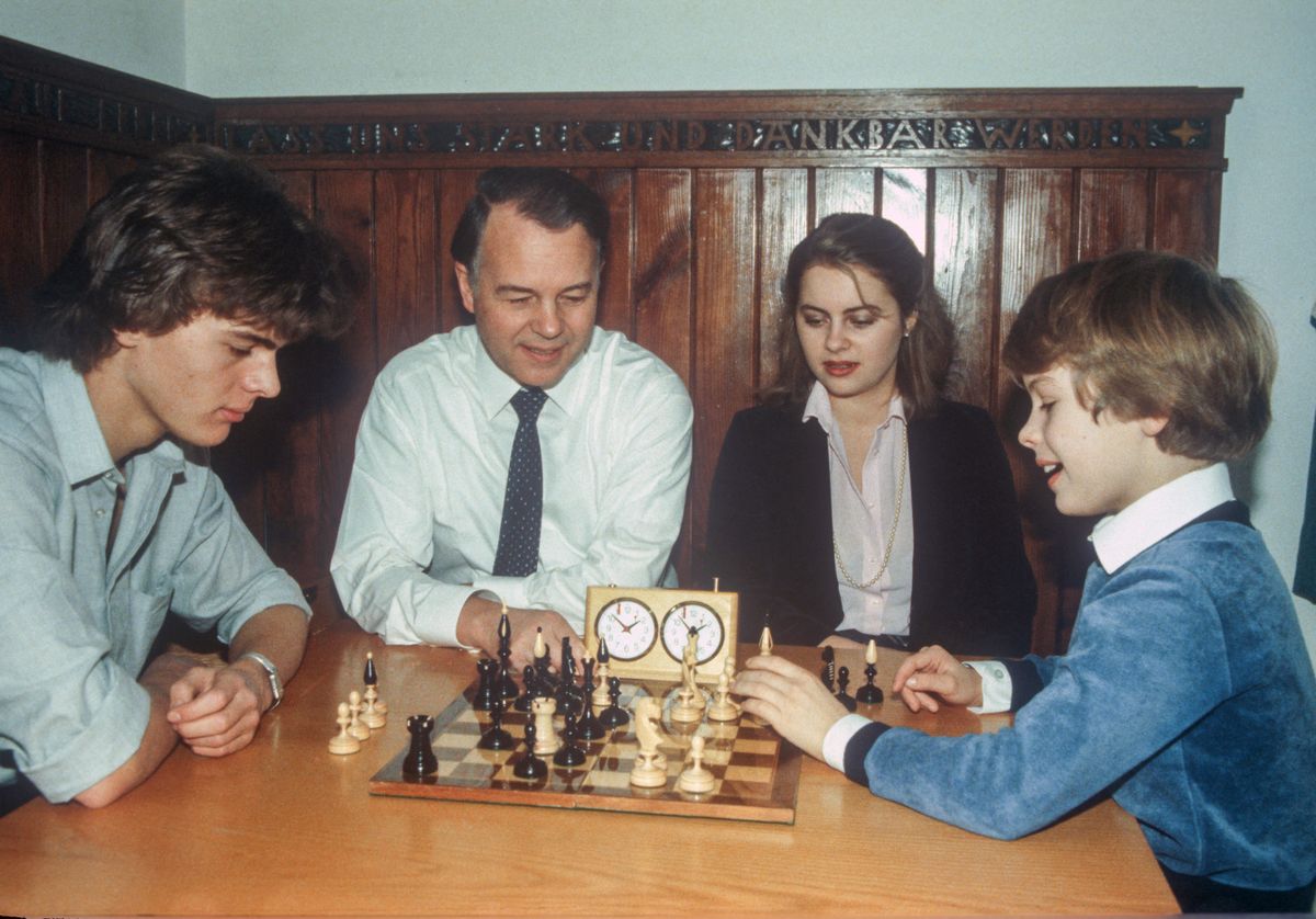 Ernst Albrecht with his children Hans-Holger (l) and Donatus (r) playing chess in January 1982. Daughter Ursula background right. The Prime Minister of Lower Saxony Ernst Albrecht (CDU) and his wife Heidi had seven children. Ursula made a political career as a married von der Leyen. | usage worldwide (Photo by WOLFGANG WEIHS / dpa Picture-Alliance via AFP)