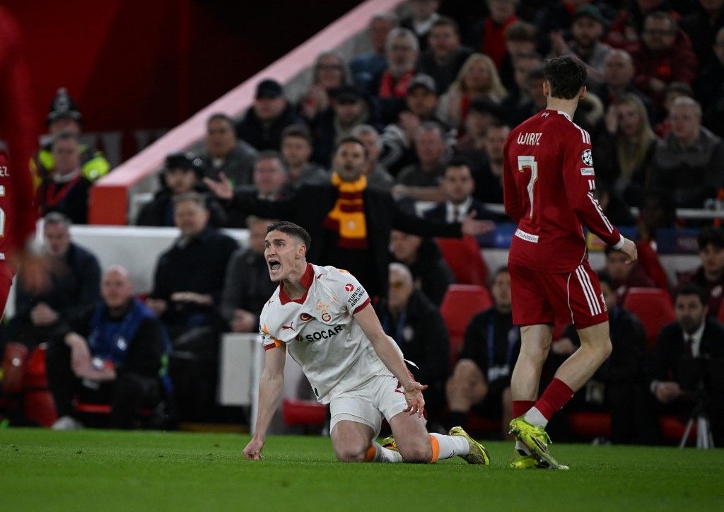 Sallai Roland is olykor a földre került a BL-visszavágón, Arne Slot dühös volt, amiért a Galatasaray megtörte a Liverpool lendületét