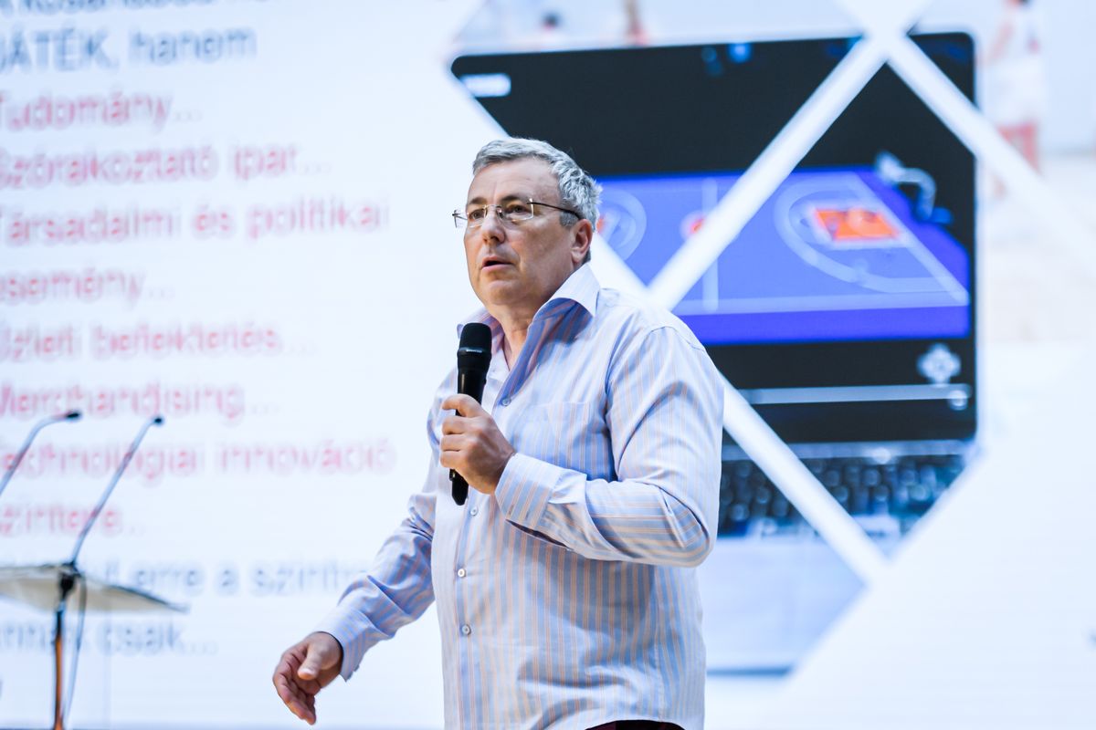 Rátgéber László a Rátgéber Akadémia alapítója, ahol Juhász Dorka is nevelkedett. A magyar kosárlabda a szakember szerint többre hivatott