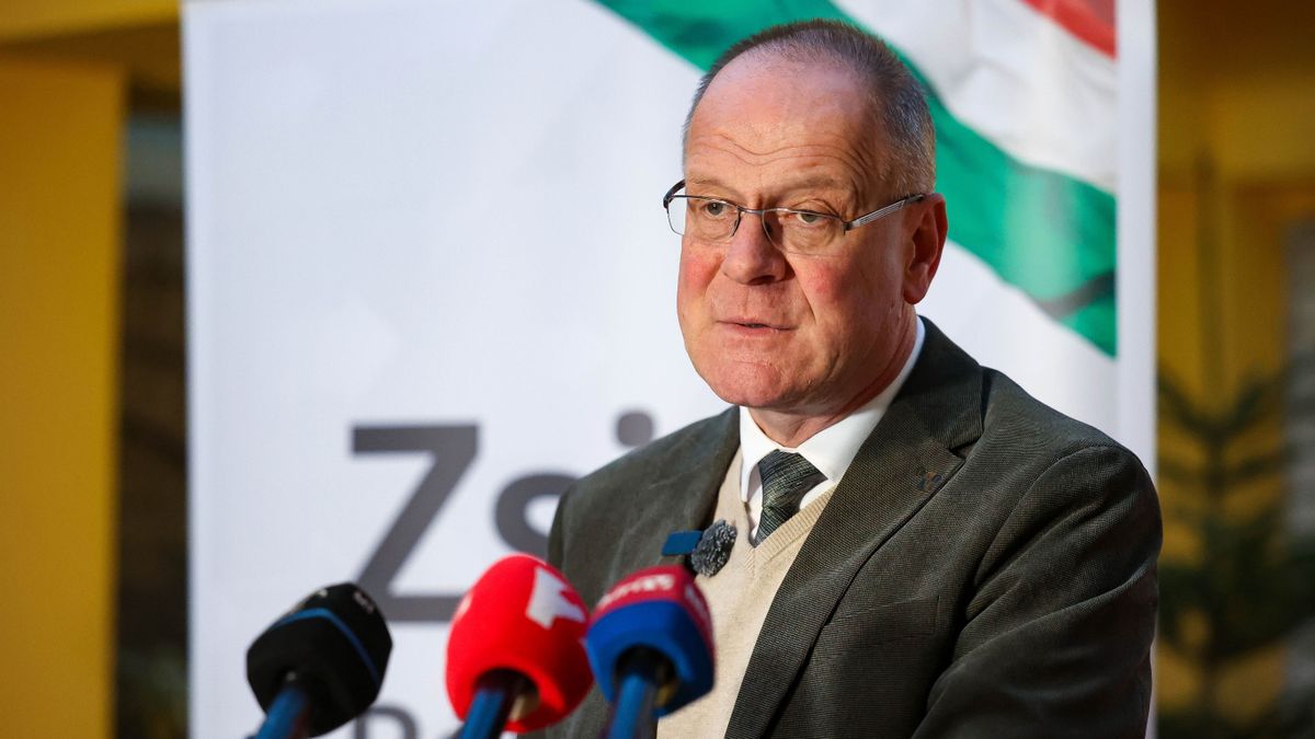 Baja, 2026. március 17.
Navracsics Tibor közigazgatási és területfejlesztési miniszter a kormánypártok országjárásának bajai fóruma előtt tartott sajtótájékoztatón 2026. március 17-én.
MTI/Kiss Dániel